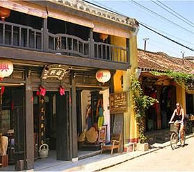Hoi An old shop and bike